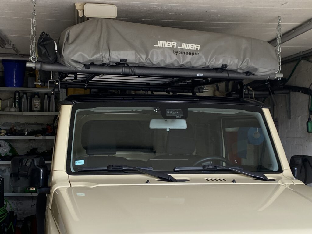 Dachzelt an Decke von Garage angehangen
