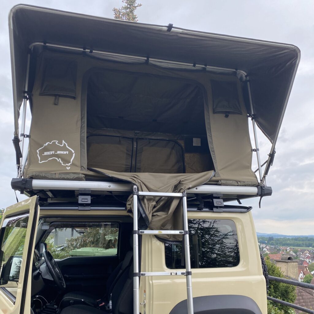 Auto mit offenen Dachzelt auf dem Dach