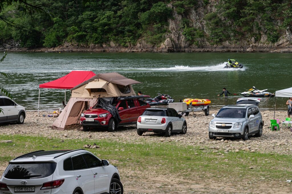 Dachzelt-Camping am Fluss