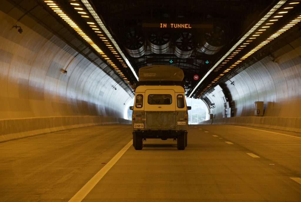 Jeep mit Dachzelt in einem Tunnel